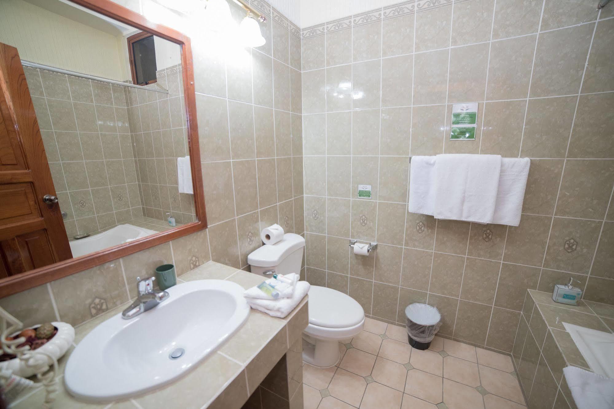 Hotel Anna Inn Olintepeque Екстериор снимка