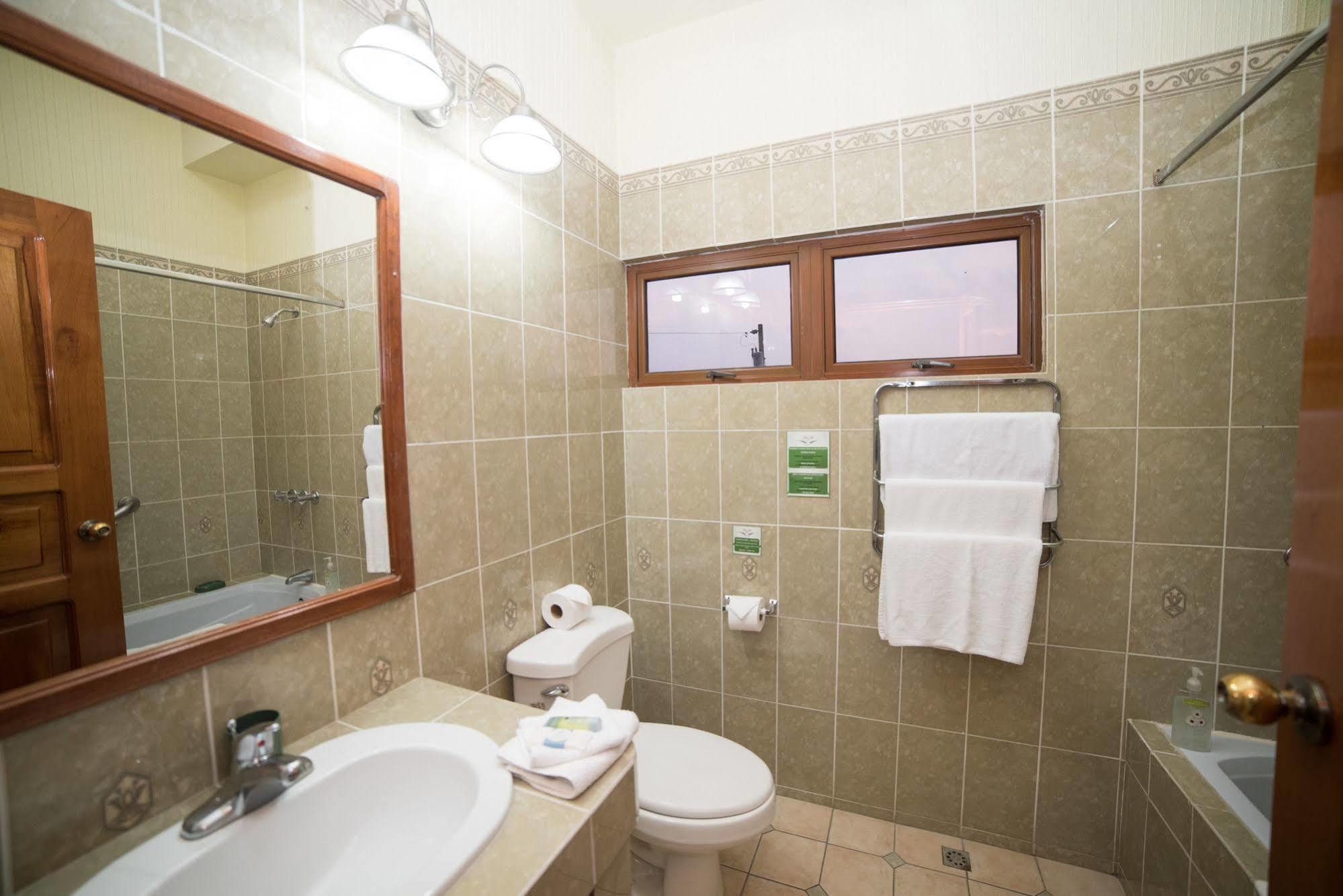 Hotel Anna Inn Olintepeque Екстериор снимка