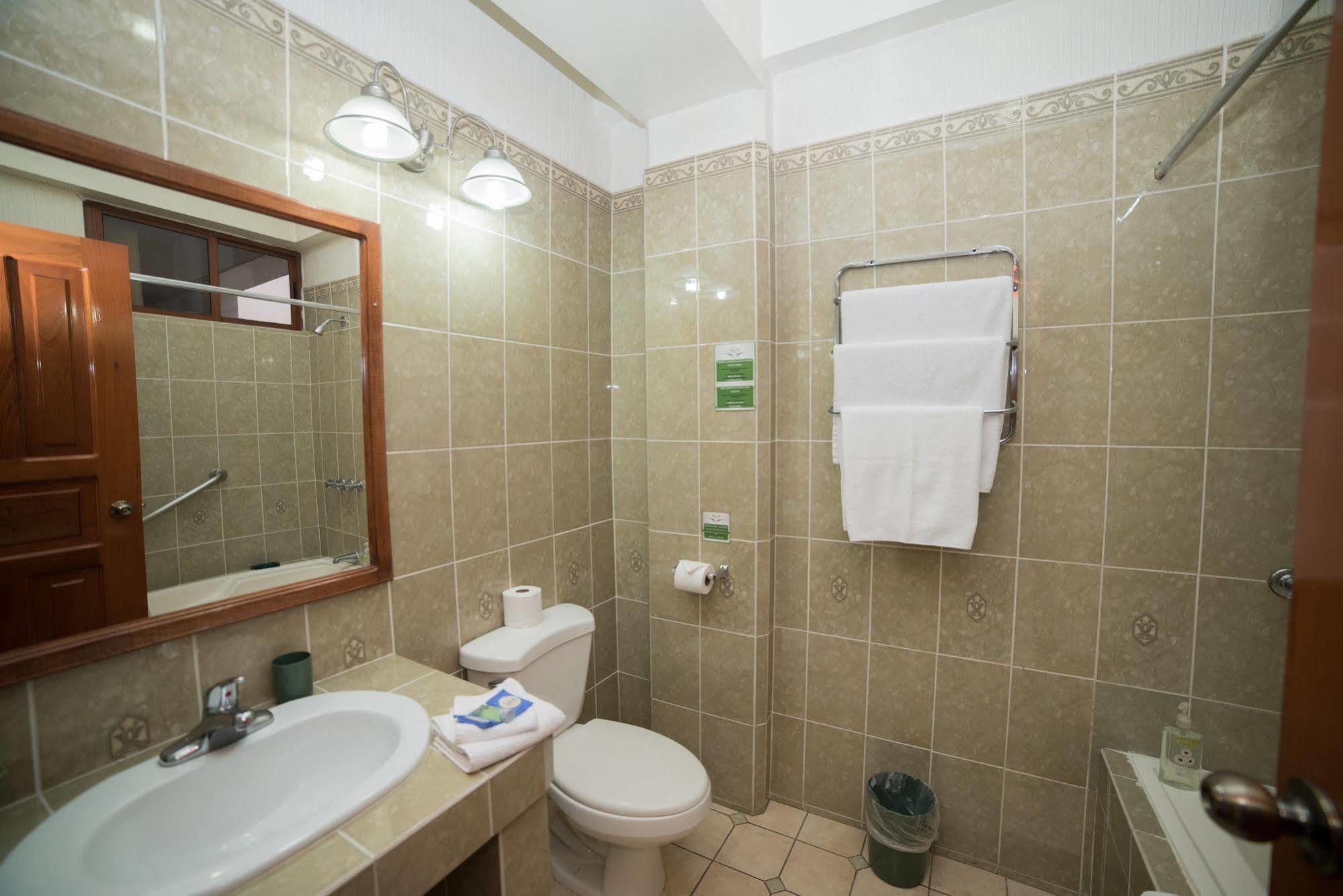Hotel Anna Inn Olintepeque Екстериор снимка