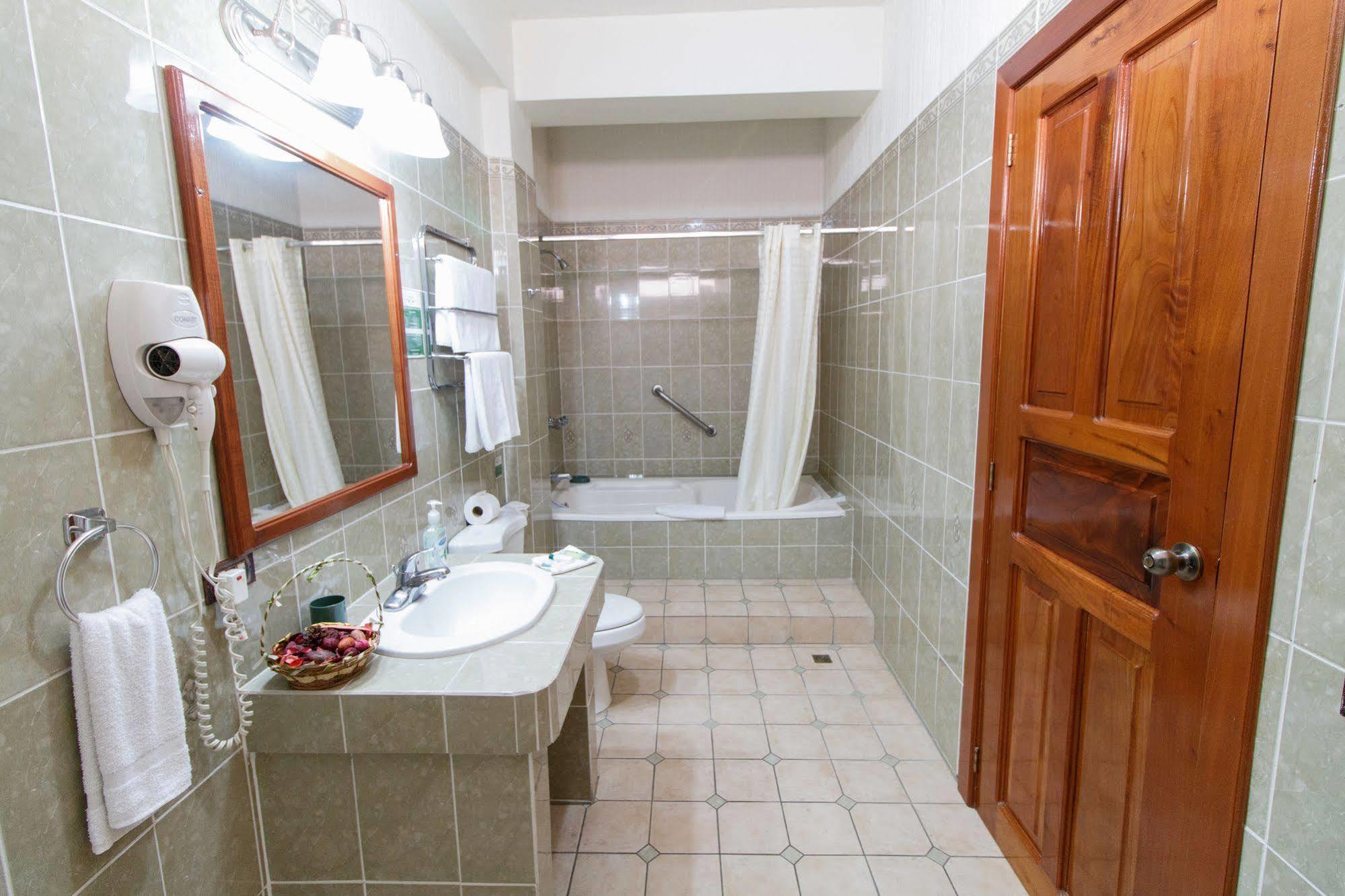 Hotel Anna Inn Olintepeque Екстериор снимка