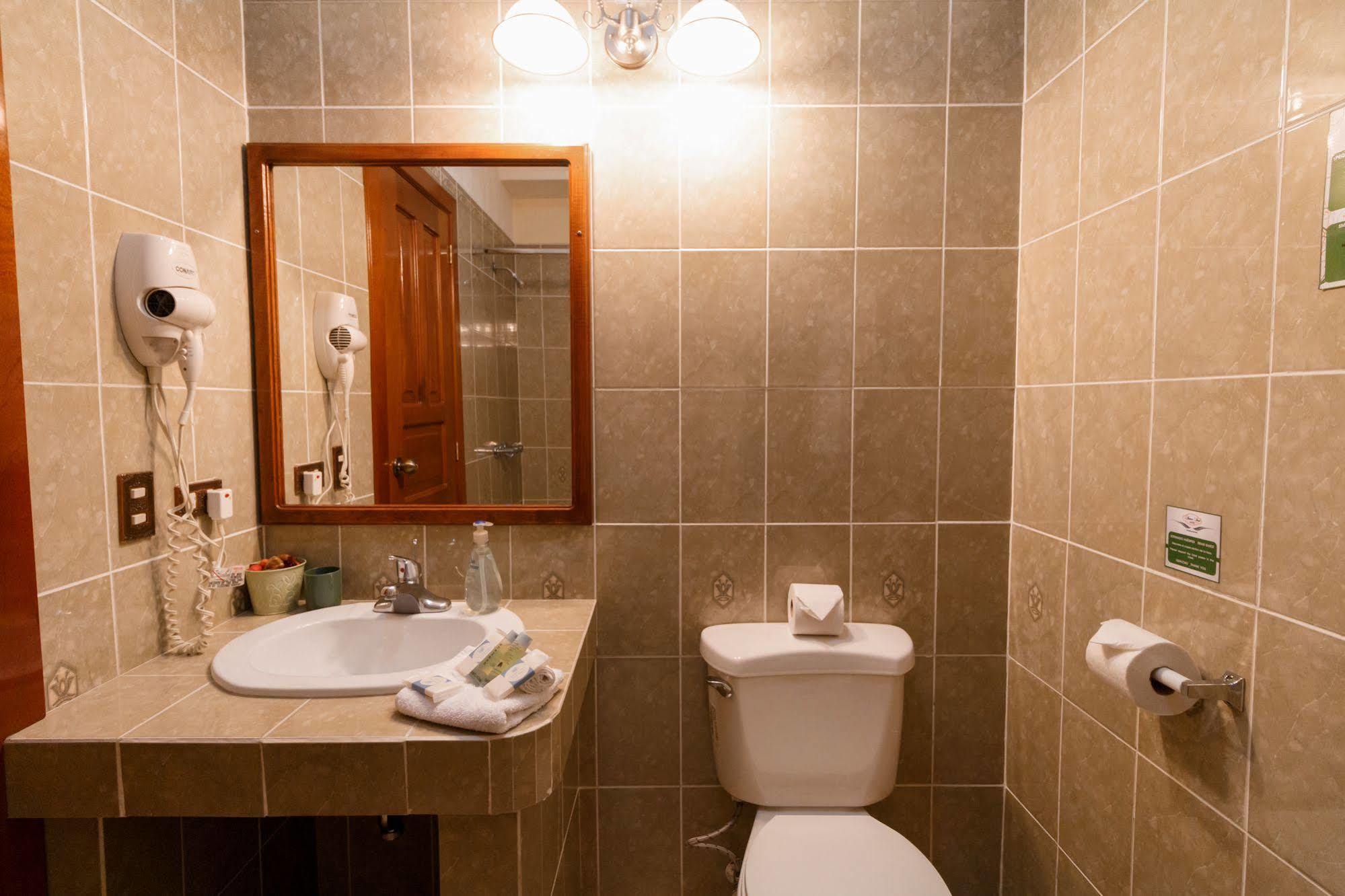 Hotel Anna Inn Olintepeque Екстериор снимка