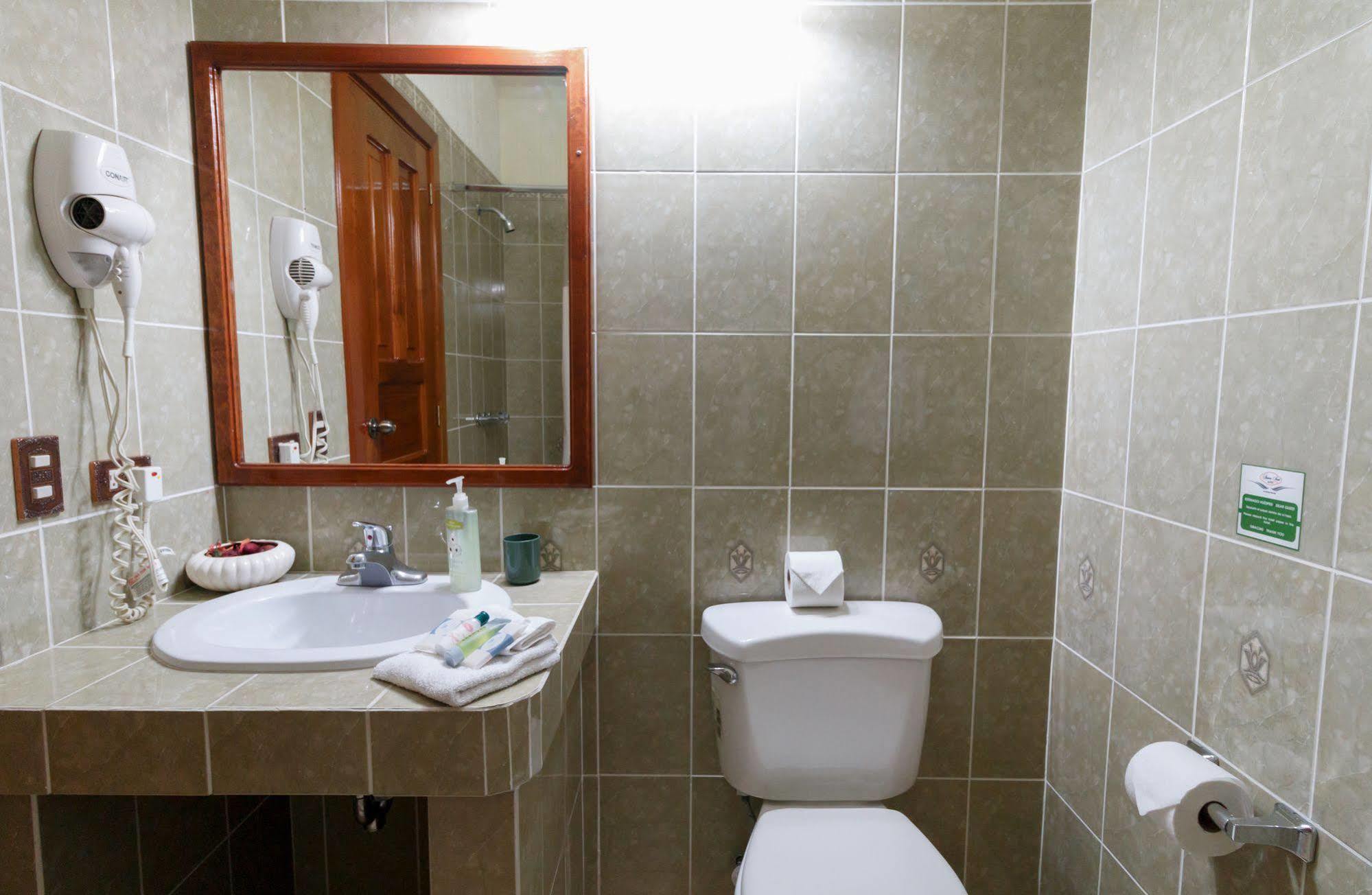 Hotel Anna Inn Olintepeque Екстериор снимка