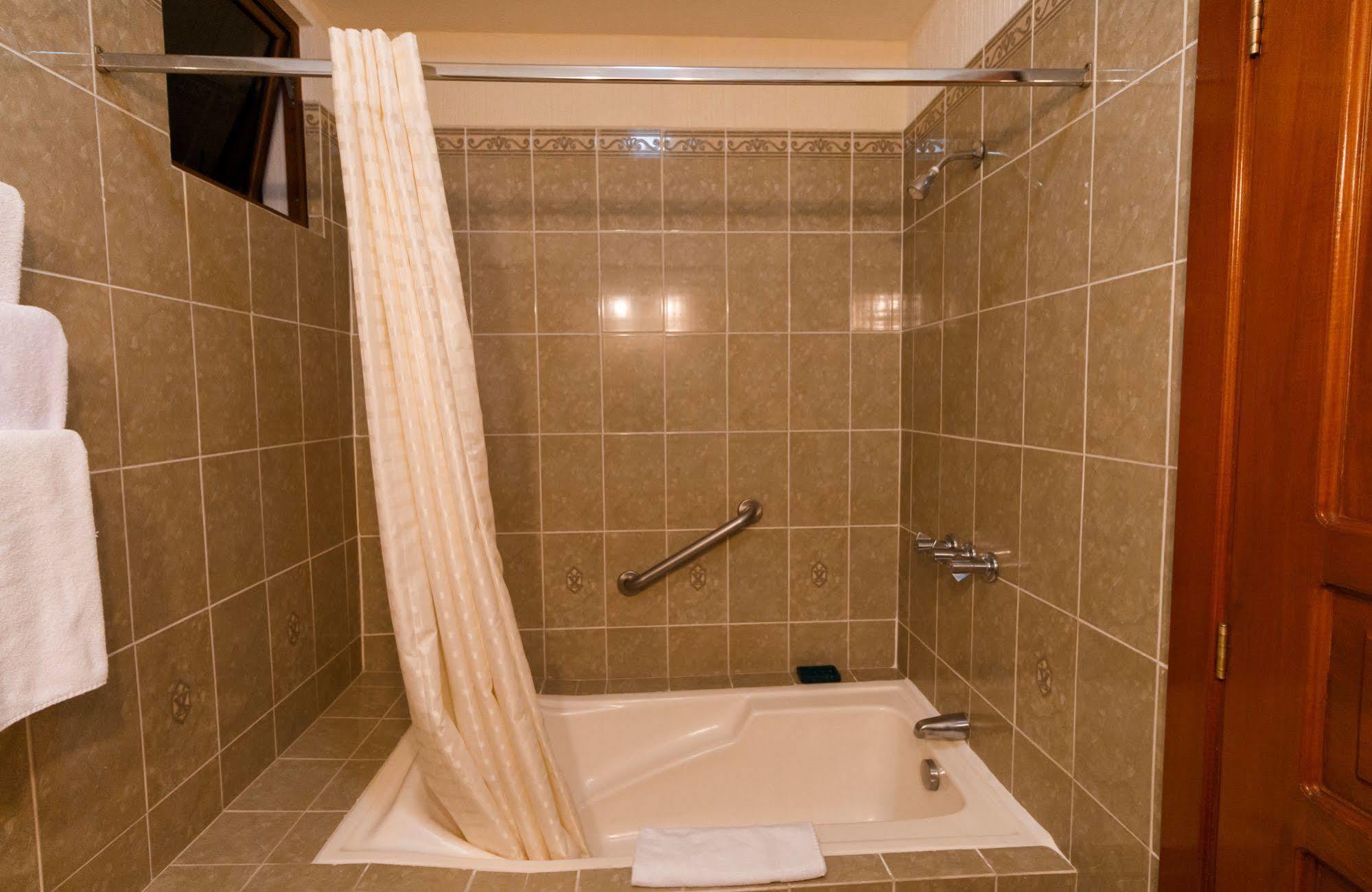 Hotel Anna Inn Olintepeque Екстериор снимка